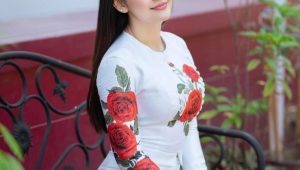 ရင်မှာအဖြူသက်သက်