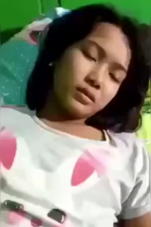 မျက်လုံးလေးမှိတ်ပြီး ကြိတ်ခံပေးနေတဲ့အထန်မလေး