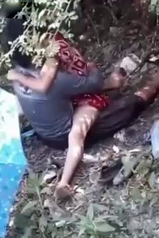 တောထဲမှာ အပေါ်ကနေရယ်ရယ်မောမော လှန်ပြီးတော့ကိုမြင်းတက်စီး