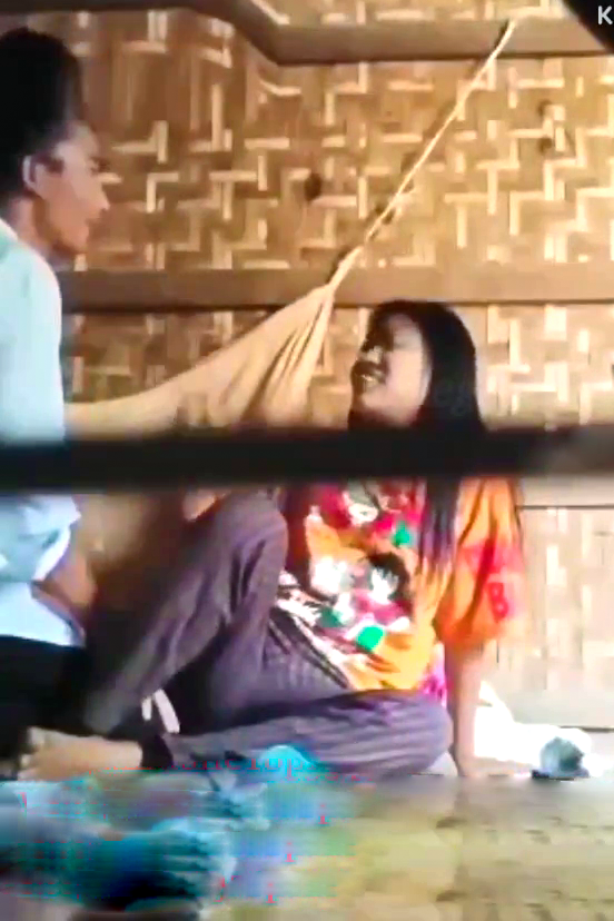 ဘဲကိုခိုးကျွေးတဲ့ မေခလာပုံ့ပုံ့