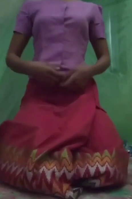 ထမိန်လေးချွတ်ပြီး အကုန်ပြသွားတဲ့စော်လေး