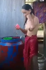 နို့နှစ်လုံးကို ပြူးလို့