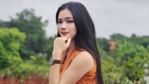 Hot girl Hnin Hnin Mon